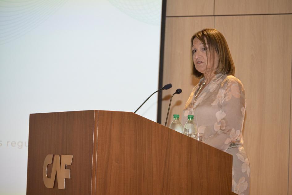 Presidenta de URSEA, Silvana Romero Presidenta Romero habla desde un atril