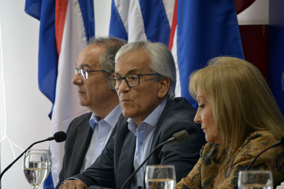 Castillo habla en mesa de autoridades, junto a Cosse y Mahía