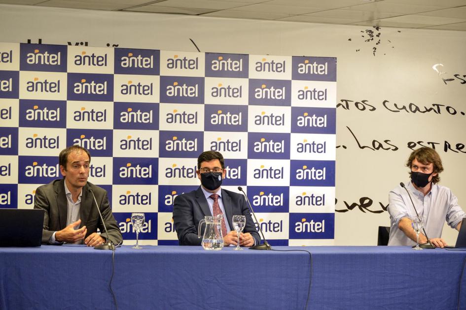 Director de Energía Cantero, junto al resto de los panelistas. Panel de autoridades