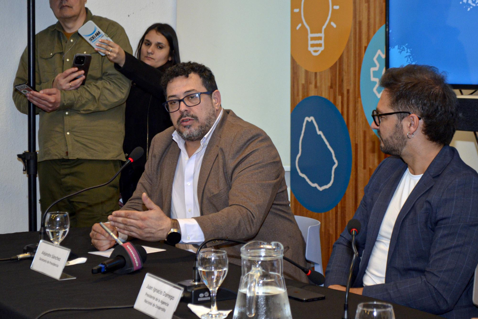 Sánchez, sentado junto a Dorrego