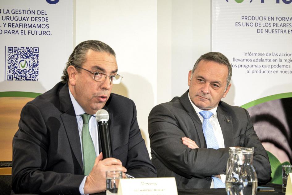 Habla el CEO de Marfrig Uruguay, Marcelo Secco; a su lado, cruzado de brazos, Álvaro Delgado