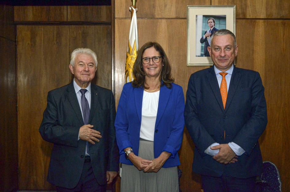 El acuerdo también busca reforzar lazos históricos entre Uruguay y la República Checa Autoridades posan de pie frente a la bandera nacional y un cuadro del presidente Lacalle Pou