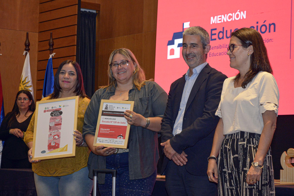 Docentes y autoridades, en entrega de premios