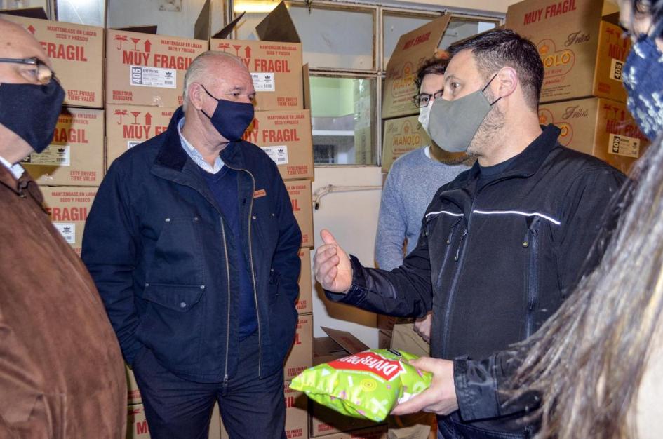 Subsecretario Walter Verri y equipo en fábrica de papas Manolo