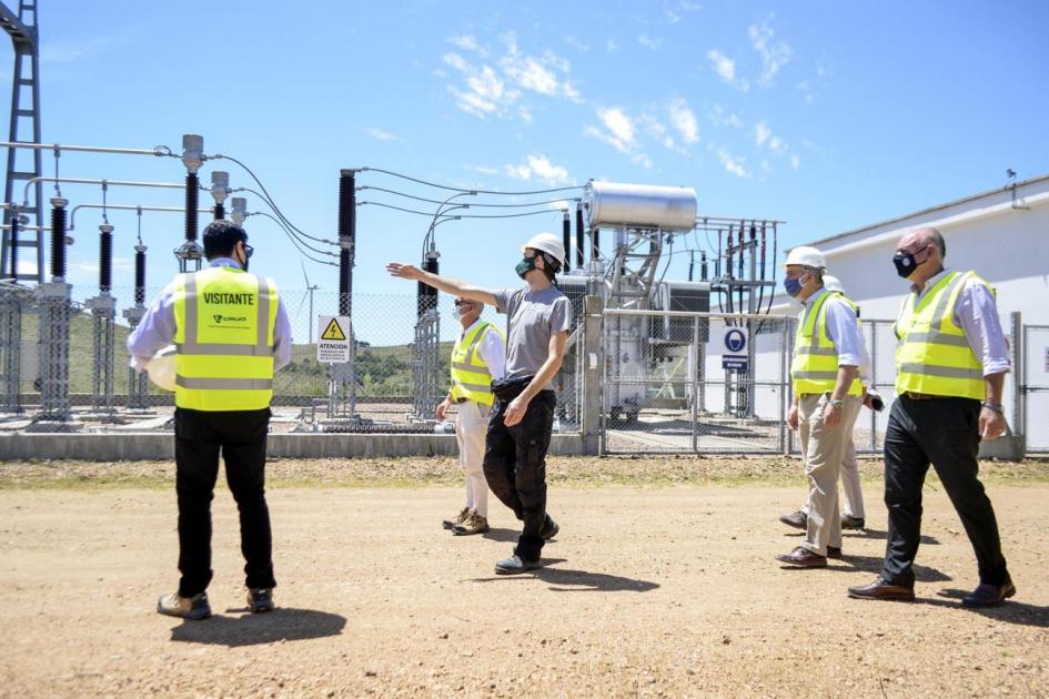 Subsecretario Verri y director Cantero en el parque eólico Minas de Akuo Energy Uruguay