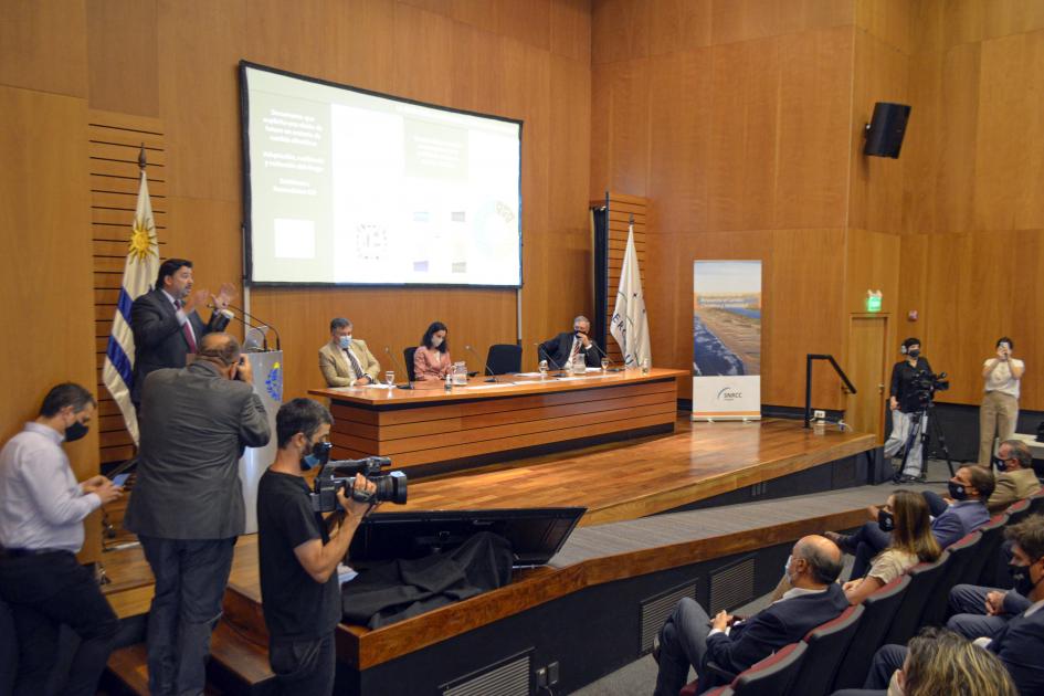 Disertantes con el resto de autoridades presentes Disertantes con el resto de autoridades presentes