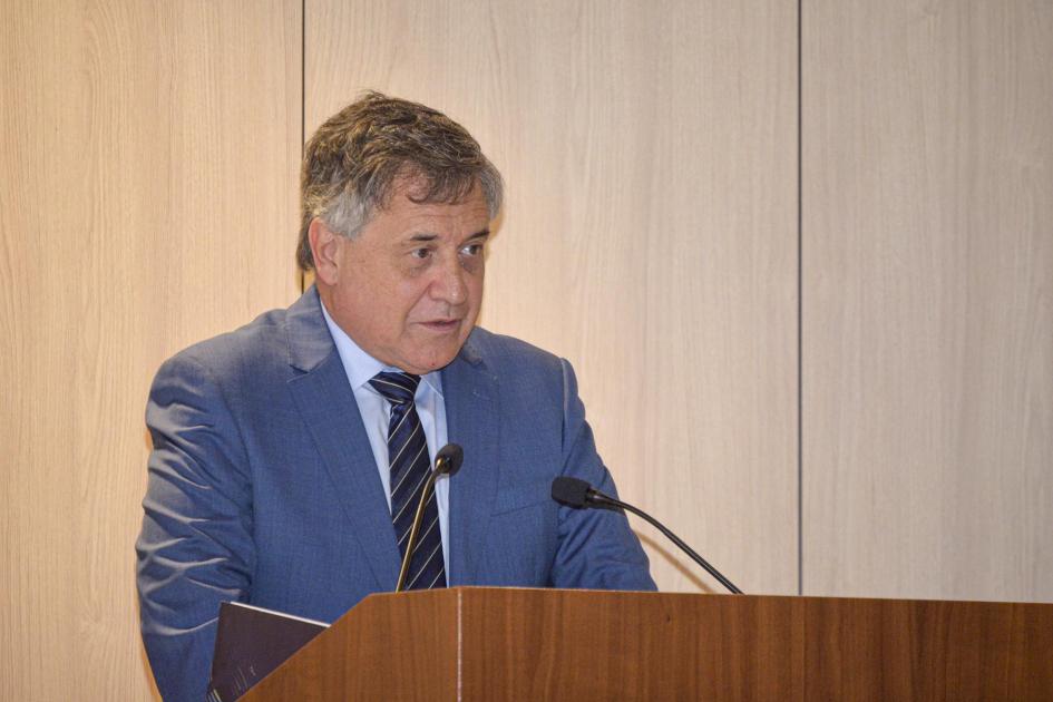Ministro Omar Paganini Ministro Paganini habla desde un atril; viste traje y corbata