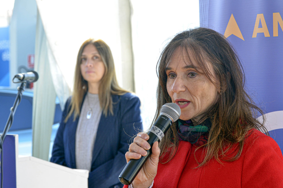 Presidenta de Ancap, Cecilia San Román, habla a micrófono. Detrás se ve otra mujer.