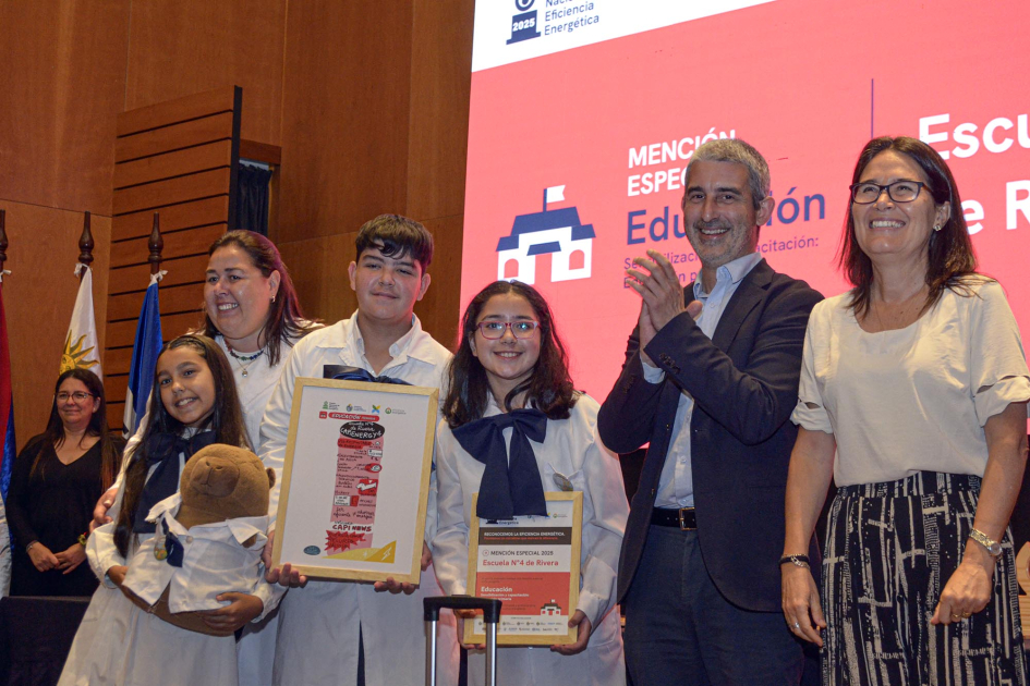 Niñas, niños, docente y autoridades, en la entrega de premios