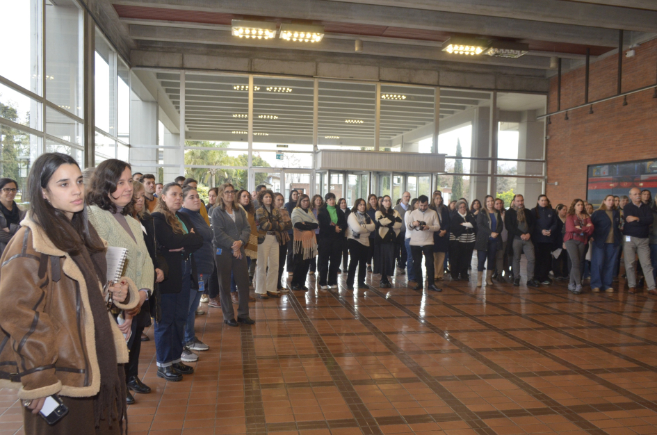 Recorrida por el LATU Autoridades y funcionariado, de pie en el edificio principal del LATU