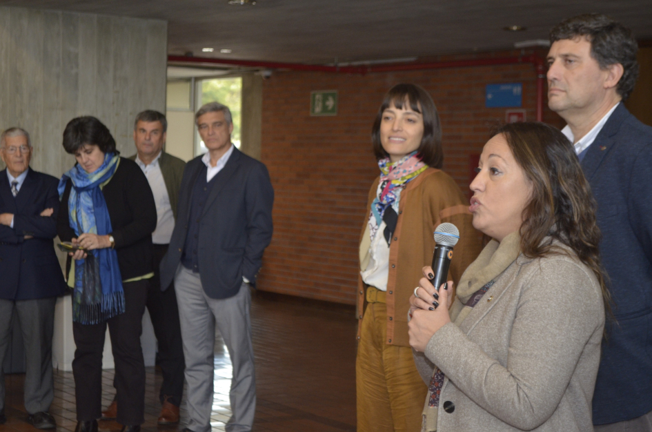 Recorrida por el LATU Ministra Cardona habla con un micrófono; a su lado, autoridades y funcionariado