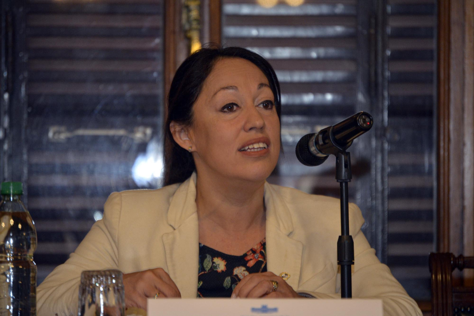 Cardona habla en mesa de autoridades