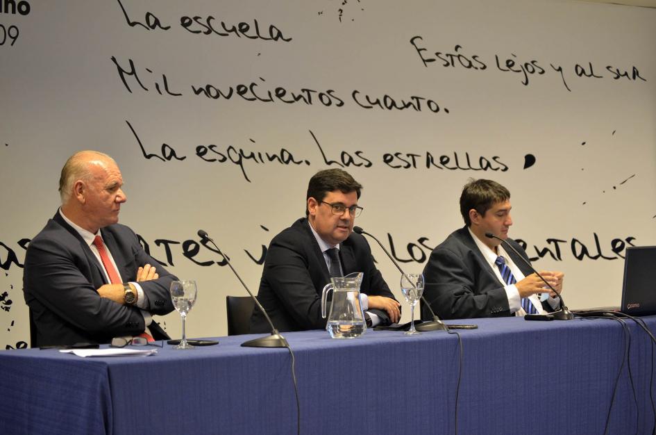 Mesa de autoridades Mesa de autoridades; habla el director Fitzgerald Cantero