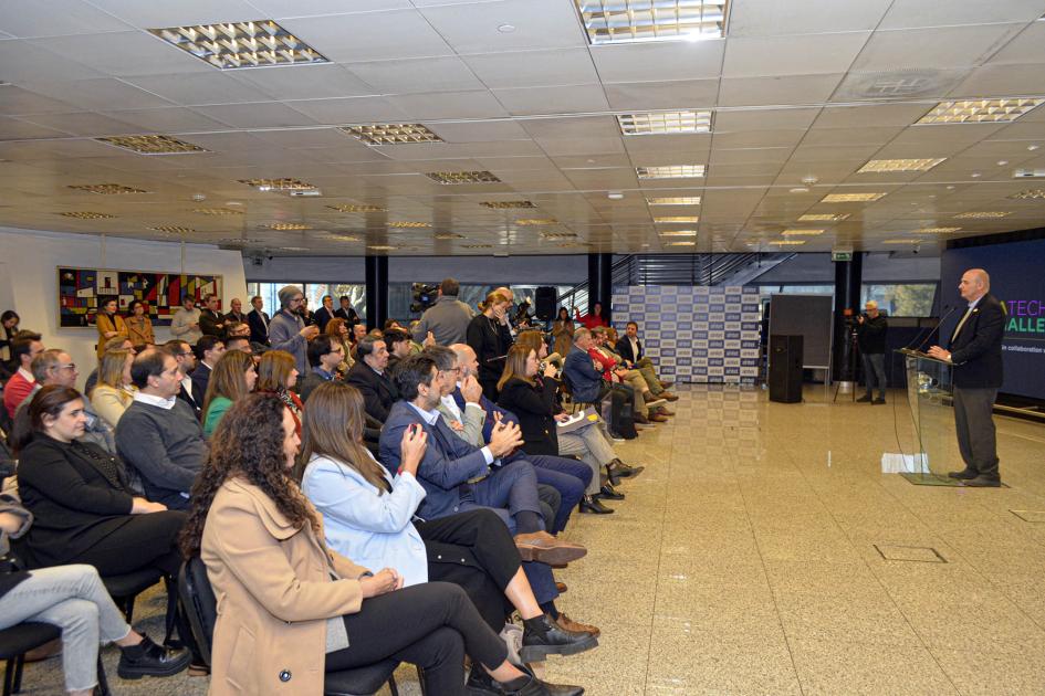 Se lanzó una competencia sobre inteligencia artificial, a cargo de Antel Lab y Google Cload A la izquierda, público; a la derecha, disertante