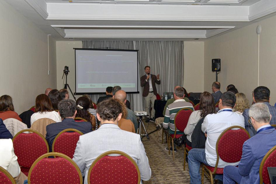 Taller del sector TIC e innovación Sala vista desde atrás; al fondo, la persona que expone