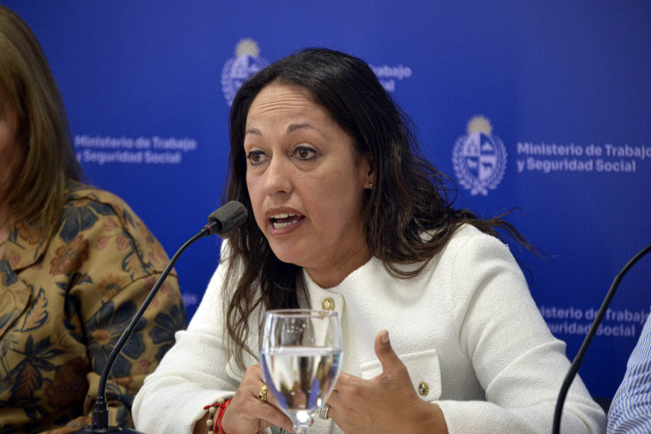 Cardona habla, sentada en mesa de autoridades