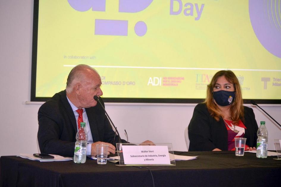 Subsecretario del MIEM, Walter Verri, y ministra de Vivienda, Irene Moreira, en el evento "Diseñando un ambiente sostenible para el futuro. La experiencia italiana e internacional en la construcción en madera"