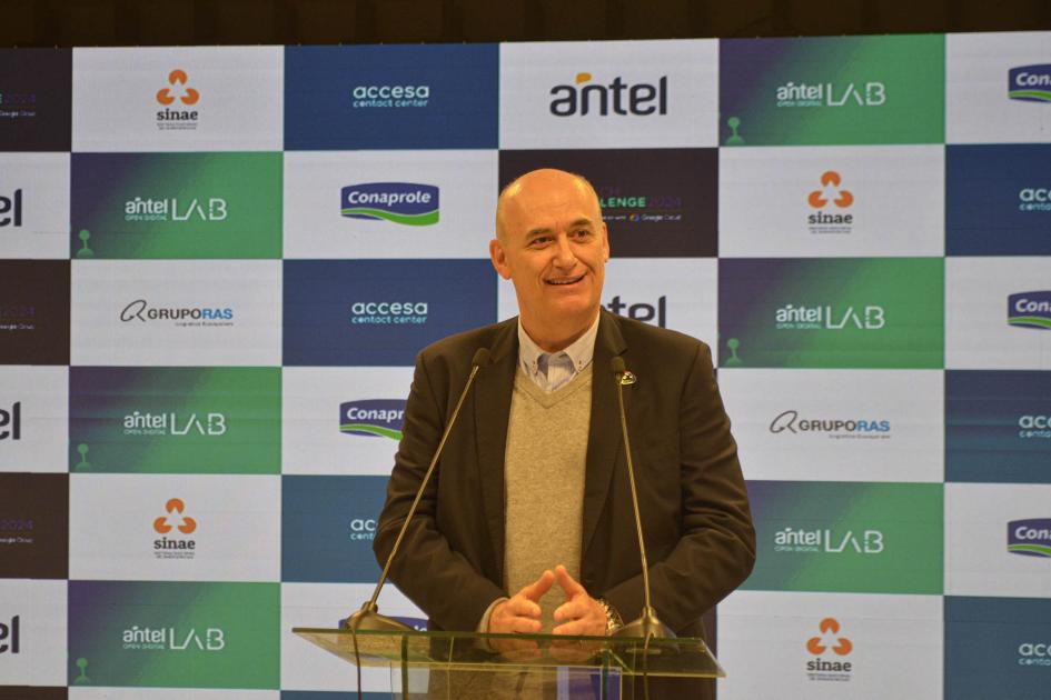 representante de Google Cloud para América Latina, Alberto Oppenheimer Oppenheimer habla con un micrófono; detrás, banner