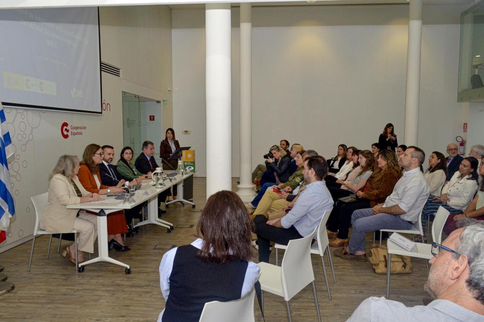 El evento se desarrolló en la Oficina de la Cooperación Española Al fondo, mesa de autoridades; detrás, pantalla; de costado, más cerca, se ve el público