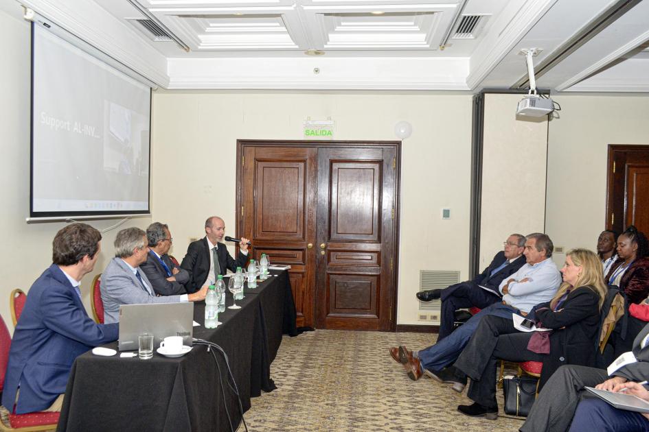 Taller del sector forestal Personas reunidas en una sala; la mesa de oradores está a la izquierda