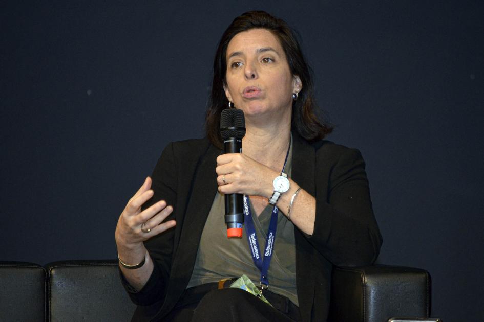Coordinadora del programa de hidrógeno del MIEM, María José González González habla sentada, con un micrófono