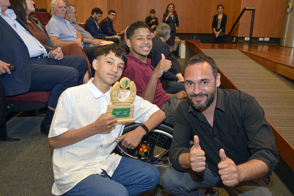 Adolescentes y docente saludan