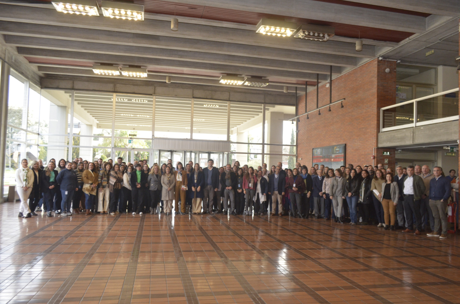 Recorrida por el LATU Foto grupal con decenas de personas de pie