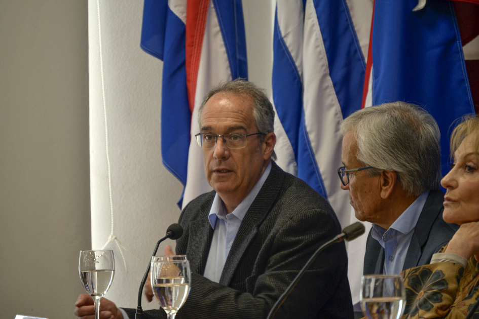 Mahía habla junto a Castillo y Cosse; detrás, banderas