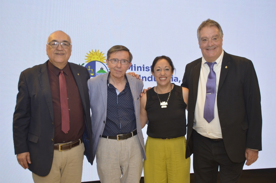 Ministra y directores Ministra Fernada Cardona junto a director actual y pasados