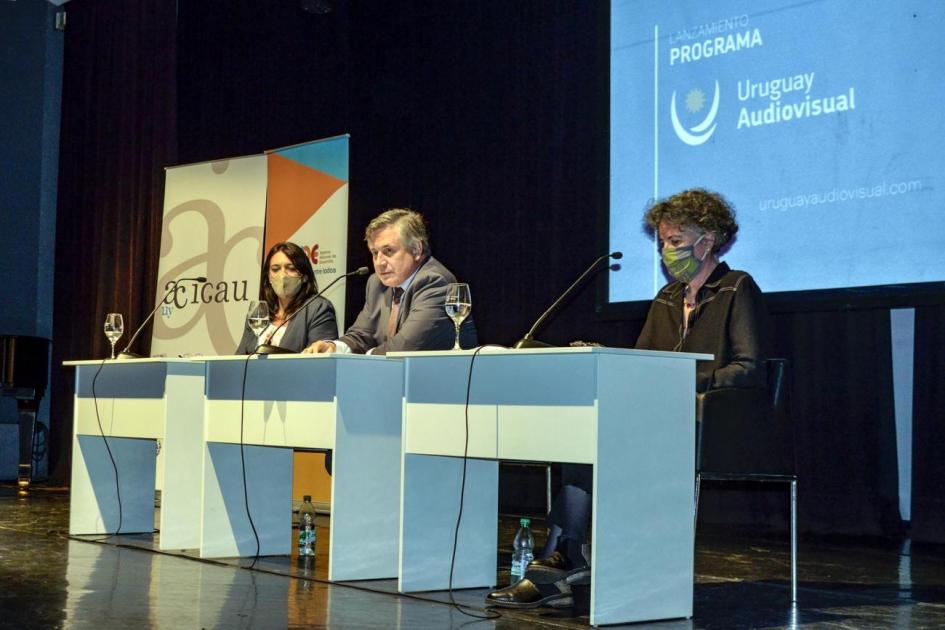 El ministro Omar Paganini; la directora Mariana Weinstein, y la presidenta de ANDE, Carmen Sánchez