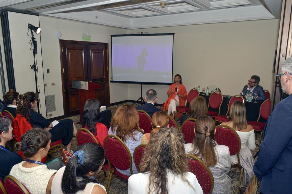 Taller del sector moda Sala vista desde atrás; al fondo, la oradora y detras de ella, una pantalla