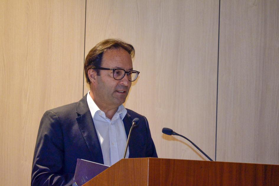 Representante de CAF en Uruguay, François Borit François Borit habla desde un atril