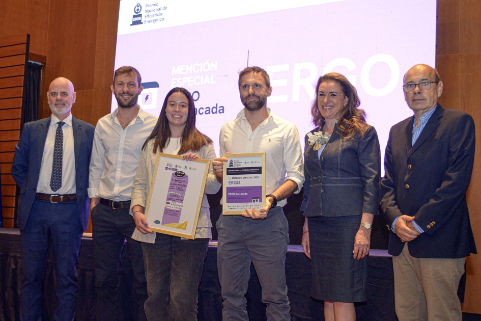 Representantes de la ESCO y autoridades, en entrega de premio