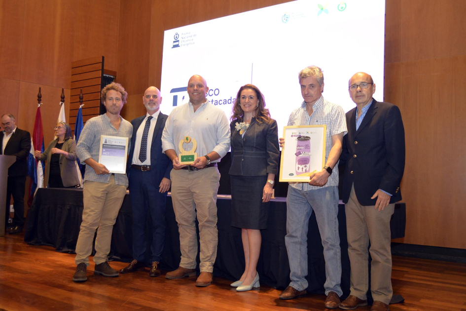 Representantes de la ESCO y autoridades, en entrega de premio