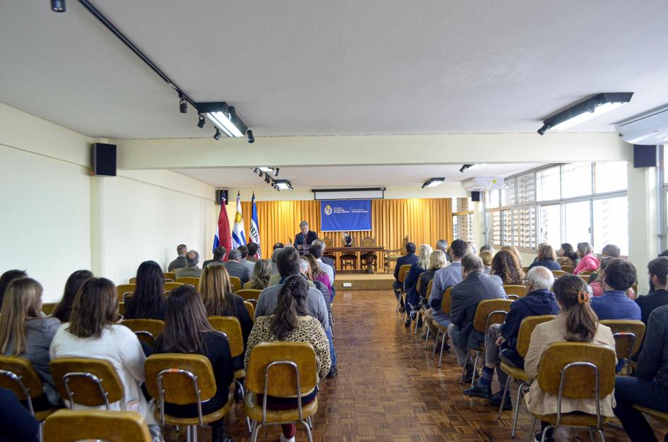 La actividad se realizó en la sala de eventos de Dinamige Público, visto de atrás; al fondo se ve al ministro Paganini
