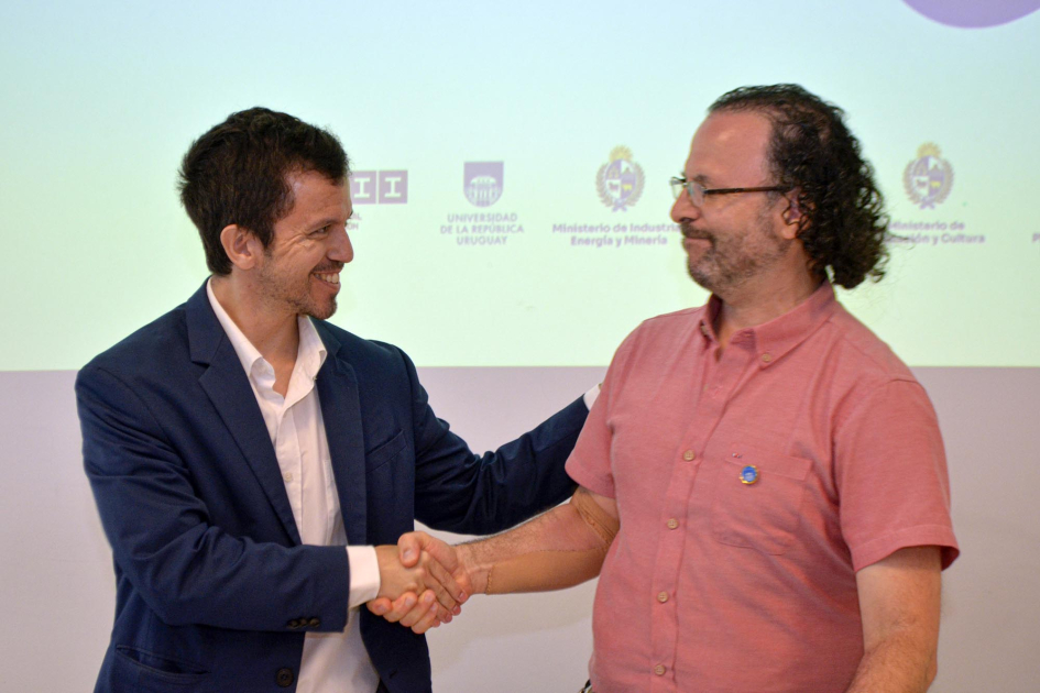 Héctor Cancela y Álvaro Brunini Cancela y Brunini se saludan con la mano