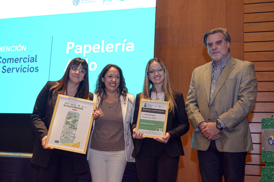 Representantes de la empresa, junto a Cardona y autoridad, en entrega de premios