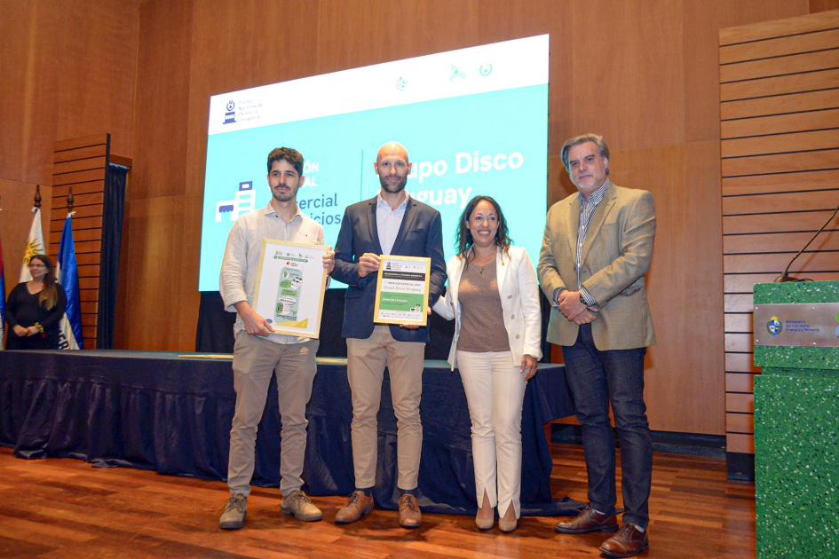 Representantes de la empresa, junto a ministra y autoridades, en entrega de premios
