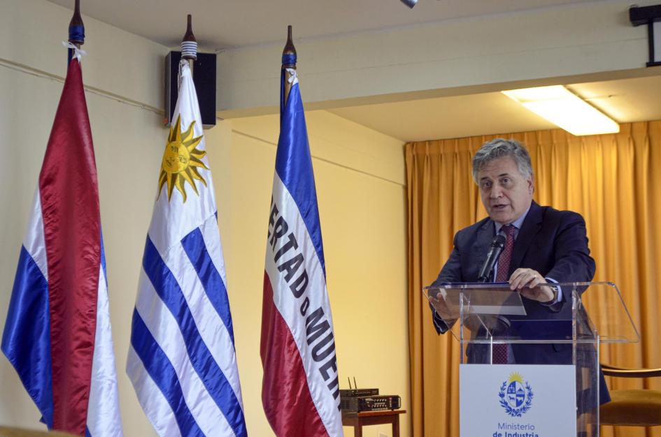 Ministro Omar Paganini Ministro Omar Paganini habla en un atril; a su lado, las banderas patrias