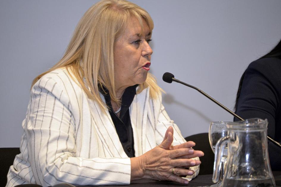 Laura Lacuague, presidenta del Centro Tecnológico de Bioeconomía Circular Lacuague habla junto a un micrófono, sentada
