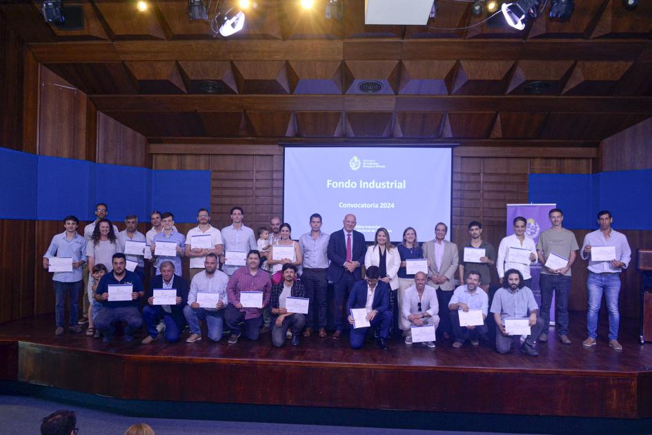 Autoridades junto a todos los premiados Autoridades junto a todos los premiados