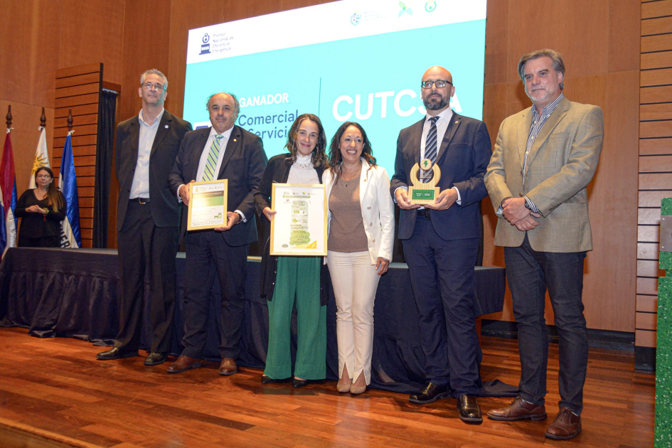 Representantes de la empresa y autoridades, en entrega de premios