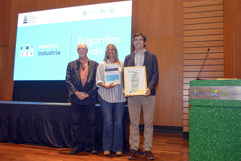 Representantes de la empresa reciben el premio