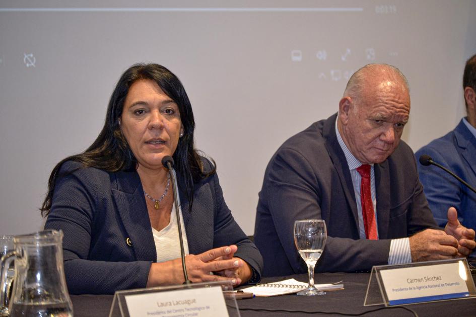Carmen Sánchez, presidenta de la ANDE Sánchez habla, sentada, junto a Verri