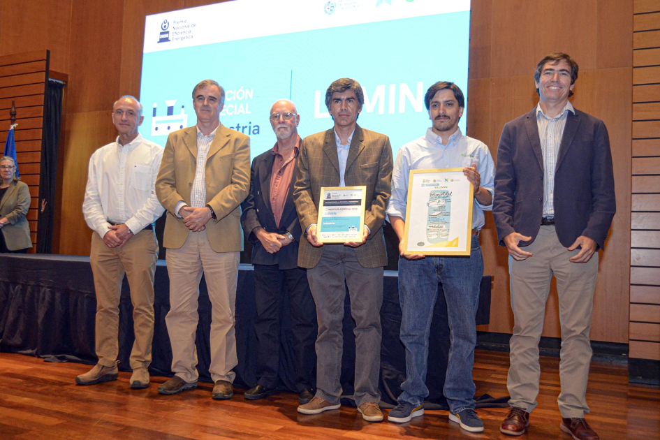 Integrantes de la empresa y autoridades, en entrega de premio
