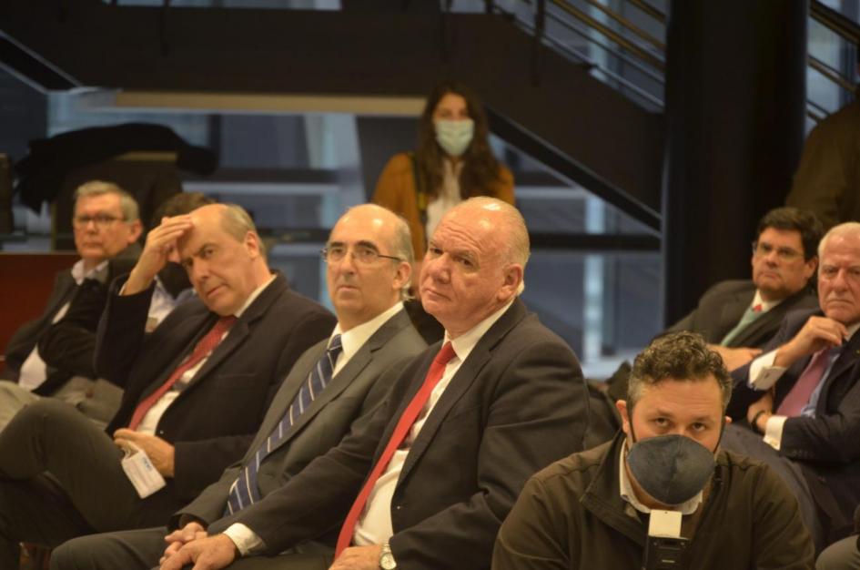 Subsecretario Verri y otros jerarcas en el público, durante la asunción de presidente y vicepresidente de Antel