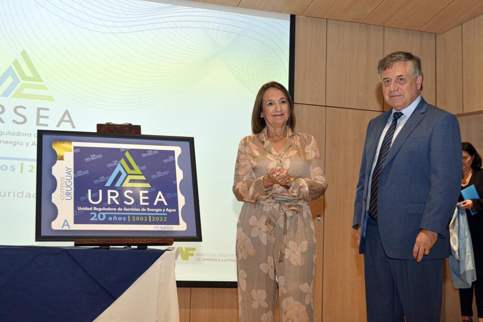El Correo Uruguayo presentó un sello conmemorativo por los 20 años de URSEA Paganini y Romero junto al sello conmemorativo de URSEA (tamaño grande) que presentó el Correo