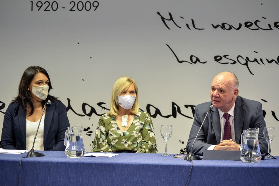 El subsecretario habla junto a la vicepresidenta y la presidenta de ANDE El subsecretario Walter Verri habla junto a la vicepresidenta Argimón y la presidenta de ANDE