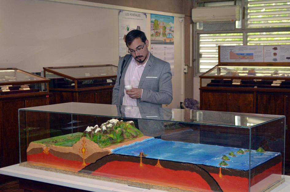 Una persona observa una maqueta en el Museo Geominero