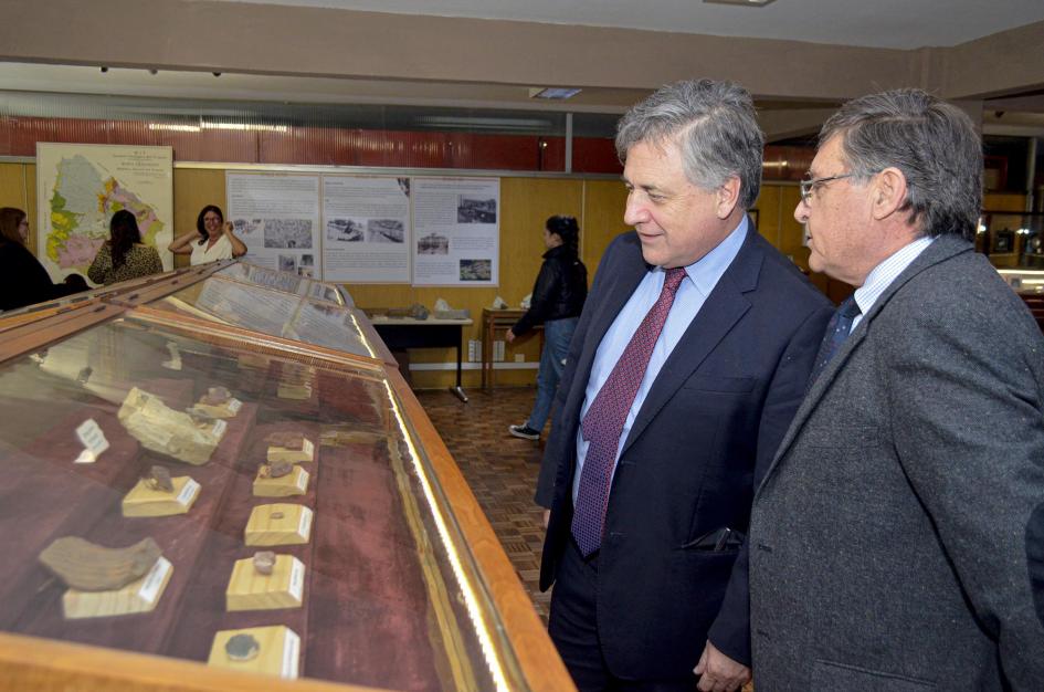 El ministro y el director Pugliesi observan piedras en el Museo Geominero